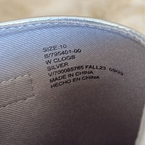 NWOT Gap Silver Faux Leather Clogs - Picture 12 of 12